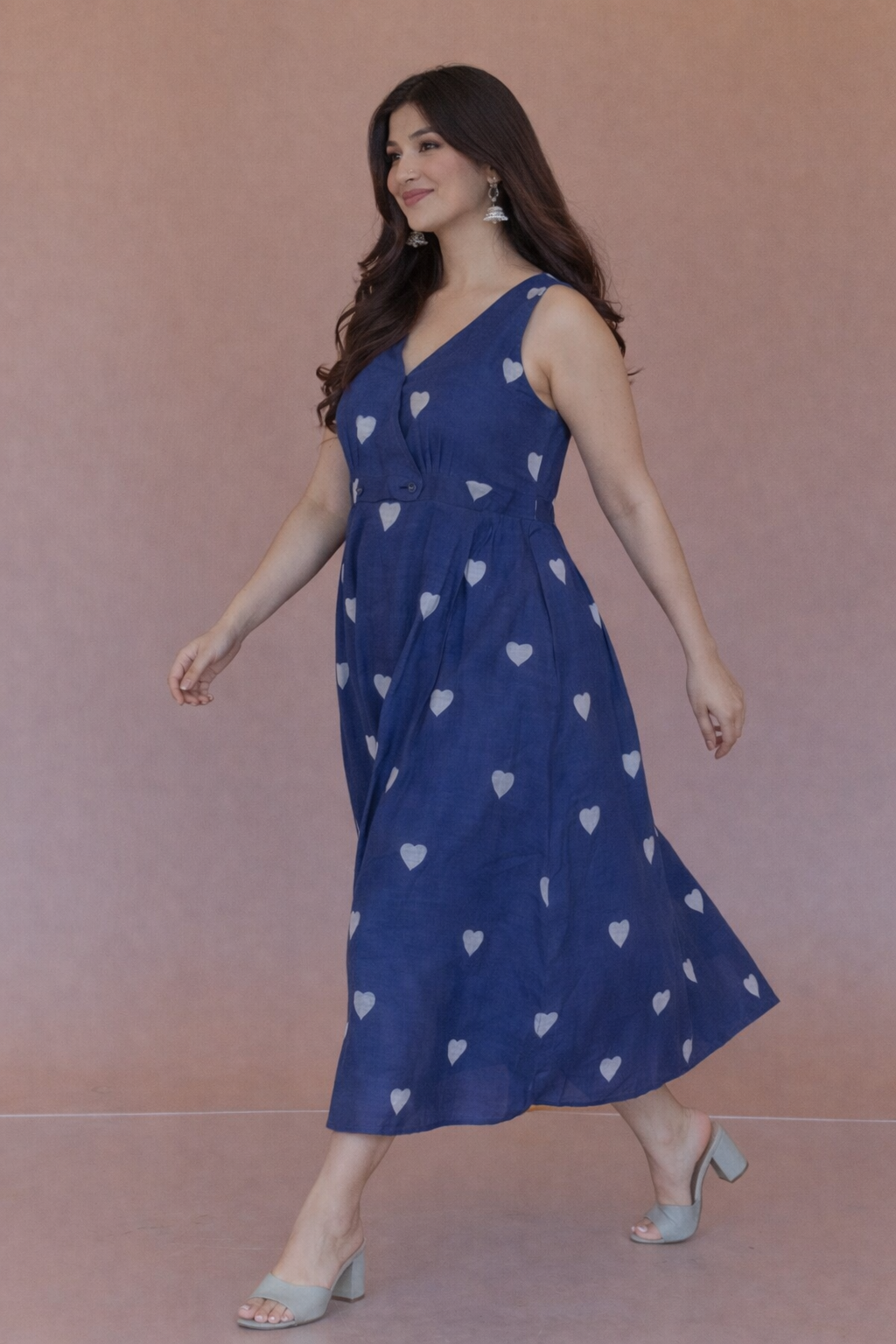 Blue Heart-Patterned Midi Dress with Pockets – Sleeveless, Elegant Fit