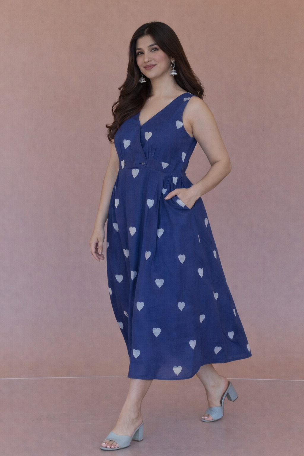 Blue Heart-Patterned Midi Dress with Pockets – Sleeveless, Elegant Fit
